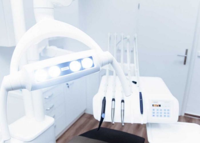 (P) Diferențele dintre implanturile dentare și protezele dentare