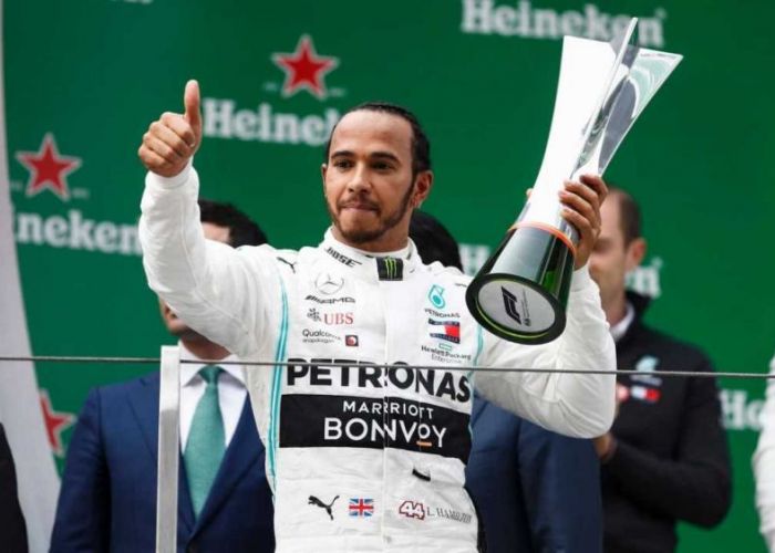 (P) Mult trâmbiţata revenire a Scuderiei Ferrari se amână. Mercedes domină autoritar începutul competiţiei, profitând de problemele italienilor