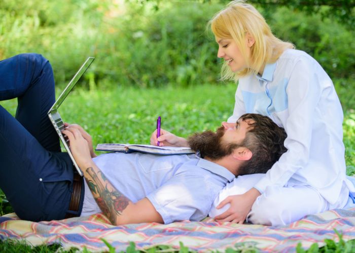 Când viața personală și cea profesională devin una și aceeași: 5 lucruri pe care trebuie să le știi când lucrezi cu persoana iubită