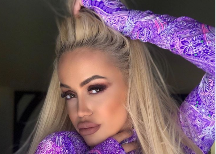 Anda Adam și-a impresionat fanii cu două imagini sexy. Cum s-a pozat vedeta într-un costum de baie gri metalizat