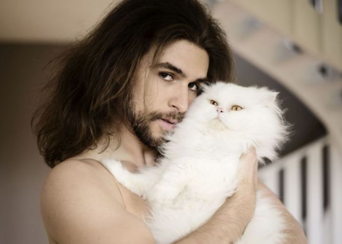 Îți plac pisicile? Femeile nu sunt atrase de bărbații care se pozează cu feline în brațe
