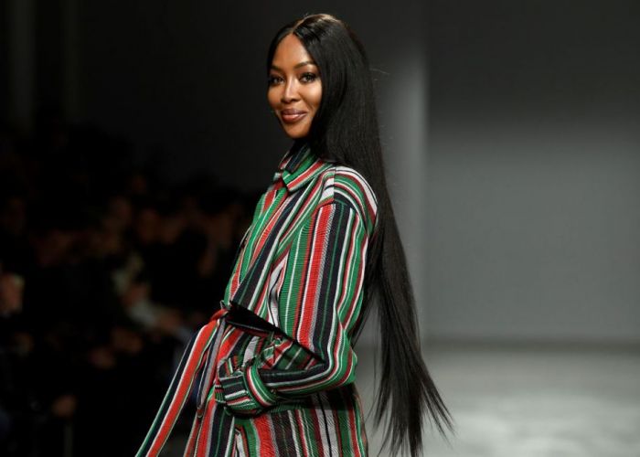 Naomi Campbell, nud în metrou la 50 de ani