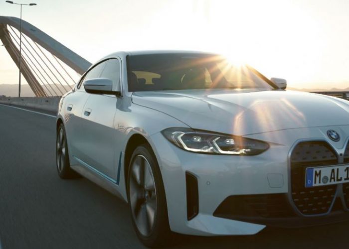 BMW i4 se pregătește de lansarea în România. Descoperă inovațiile pe care ți le aduce primul BMW Grand Coupé electric