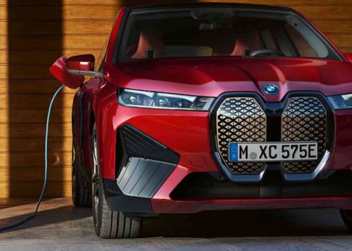 Noul BMW iX aduce viitorul mai aproape și îți propune cele mai avansate inovații tehnologice, pentru un viitor verde