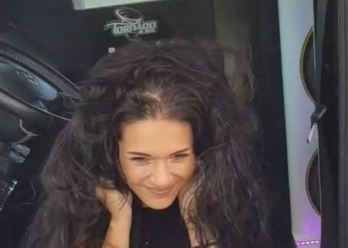 VIDEO A devenit virală pe TikTok după ce boxele din mașină i-au făcut hainele să zboare