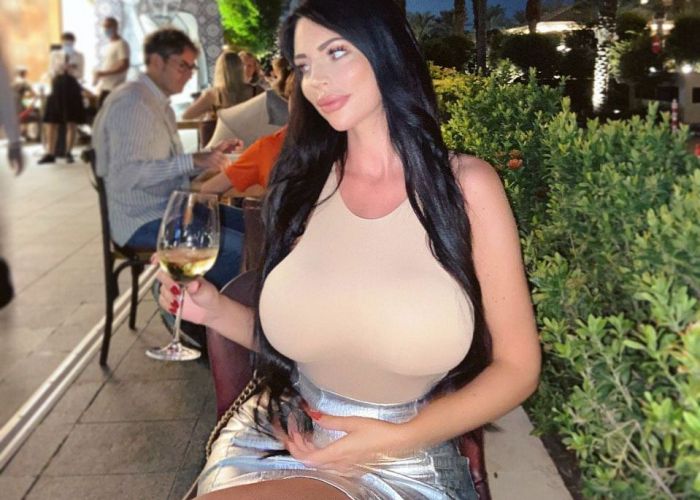 Are forme imposibile și câștigă bani din industria pentru adulți, dar îi lipsește un lucru! Ce-și dorește acum Yvonne Bar