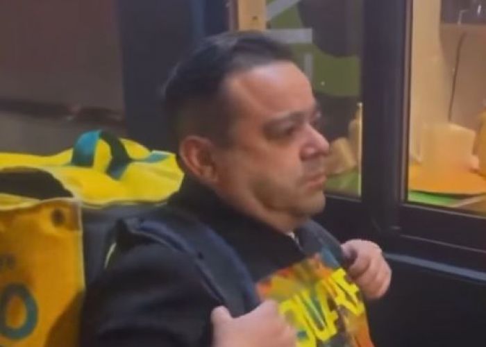 VIDEO Adrian Minune, viral pe internet: Filmat în timp ce vrea să ridice o comandă de la fast-food cu o geantă de livrator