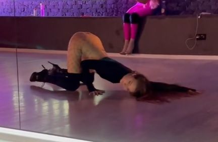 O tânără a devenit virală după ce s-a filmat în timp ce dansează! Cum le-a aprins imaginația internauților