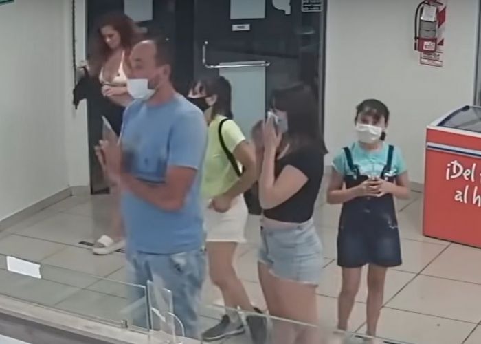 Pentru că nu avea mască, o femeie și-a dat jos rochia și și-a acoperit fața cu ea! Cum au reacționat cei din jur