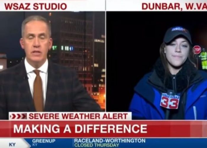 O reporteriță este lovită de o mașină, dar continuă transmisiunea live. Merită o mărire de salariu! - VIDEO