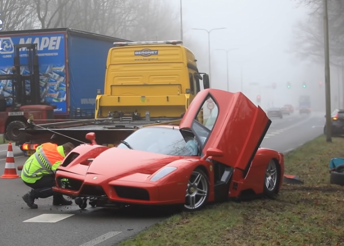 Un mecanic a făcut praf un Ferrari Enzo de peste 3 milioane $. Modelul este rar, doar 400 de mașini în lume - VIDEO