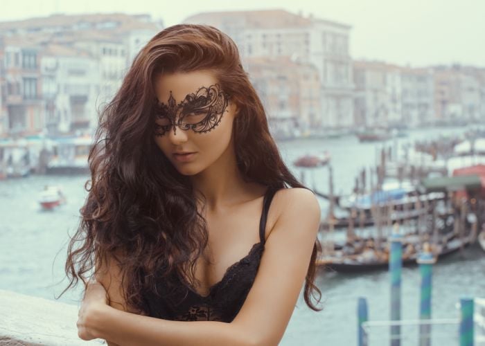 O turistă a fost obligată să părăsească Veneţia după ce a pozat topless. A primit și două amenzi