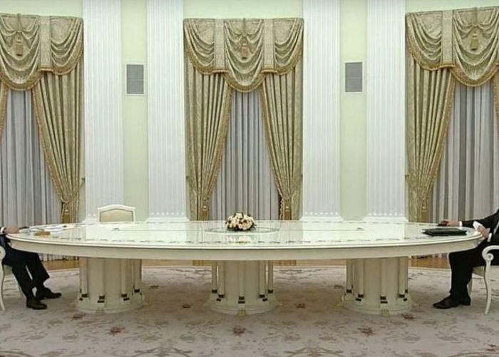 Celebra masă a lui Putin are un preț exorbitant! Cine e artistul care a construit piesa unică