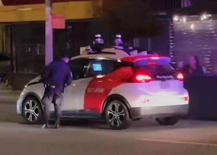 Momentul în care o mașină autonomă fără șofer la bord fuge după ce e oprită de poliție - VIDEO