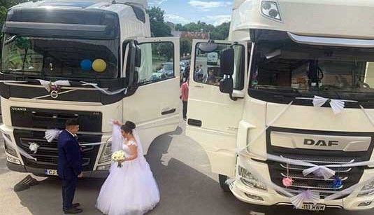 Nunta șoferilor de cursă lungă. Mirii au venit cu TIR-urile la starea civilă - VIDEO