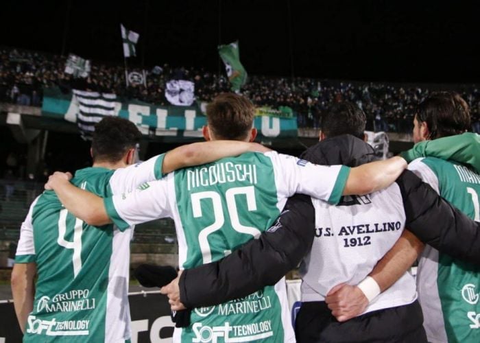 Fotbalist român atacat și forțat să se dezbrace, după ce echipa lui a ratat promovarea. Ultrașii l-au blocat în trafic - VIDEO