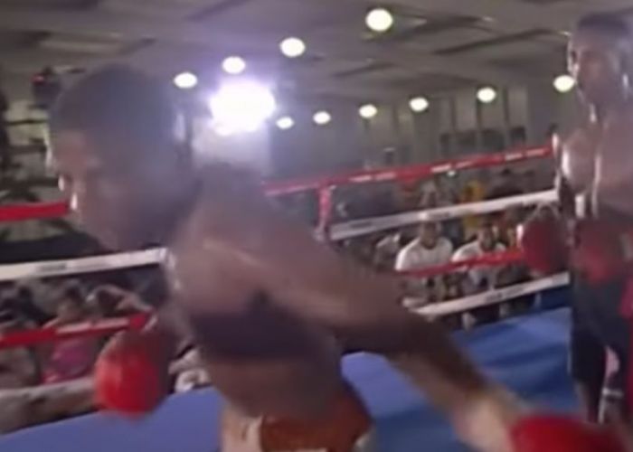 Întâmplare șocantă în box: Un pugilist s-a întors cu spatele la adversar și a început să loveasca în gol