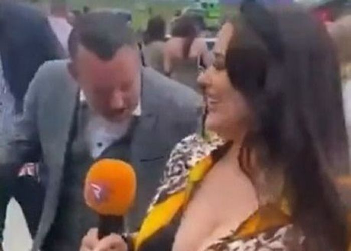 O jurnalistă a fost lovită cu palma peste fund în timpul ce era live la tv! Cum a reacționat