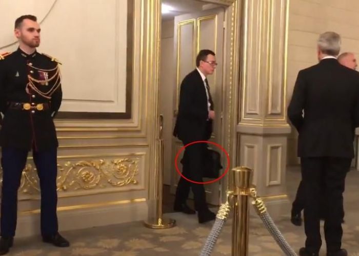 Vladimir Putin are gărzi de corp care îi colectează excrementele. Uite cu câți bodyguarzi merge la baie-VIDEO