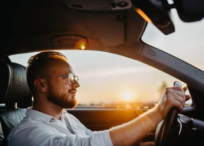 Condusul pe timp de vară. Cum să îl faci confortabil și în siguranță
