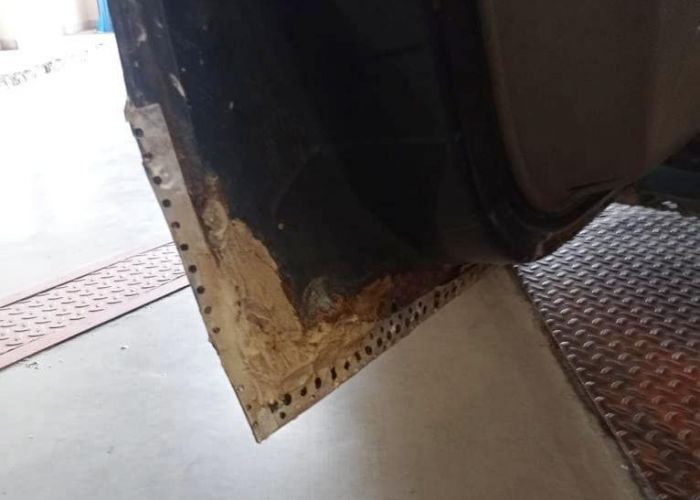 O mașină a fost reparată cu colțare pentru gips carton: Acolo urma gresie și faianță FOTO VIRAL