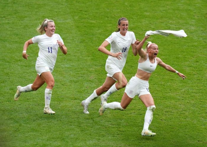 Întâmplare virală în fotbal: Chloe Kelly și-a dat tricoul jos după ce a marcat golul decisiv în finala Europeanului feminin