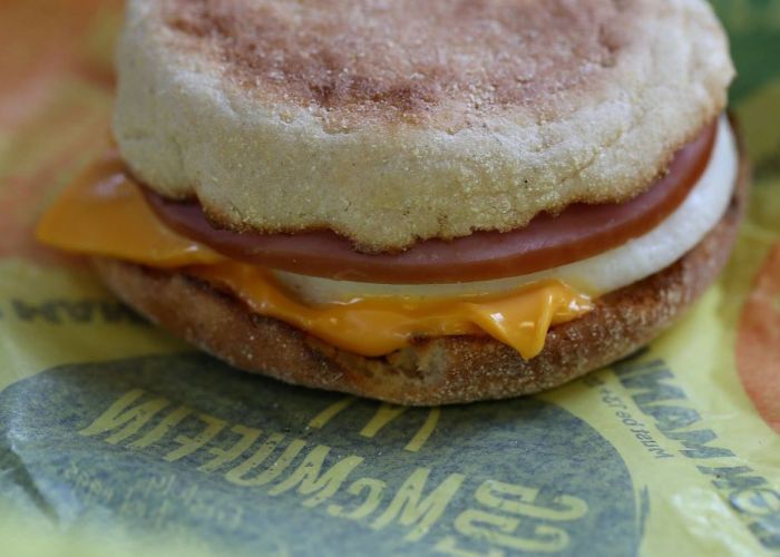 Un pasager a fost amendat cu 2.000 $ pentru că transporta două sandvişuri de la McDonald s