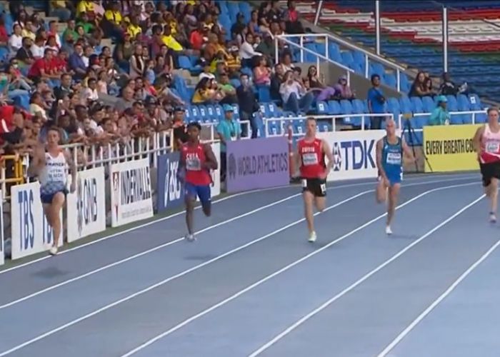 Un atlet a terminat pe ultimul loc cursa de 400m, din cauza pantalonilor pe care i-a purtat