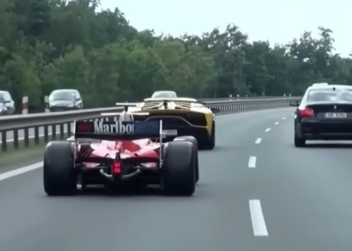 Mașină de GP2, filmată pe o autostradă din Cehia! Clipul video e viral pe internet