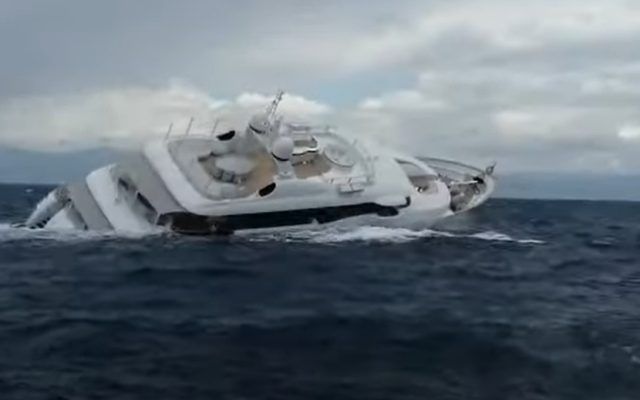 Momentul în care un super-iaht se scufundă în Italia. 5 membri ai echipajului, salvați de o navă de patrulare din România VIDEO