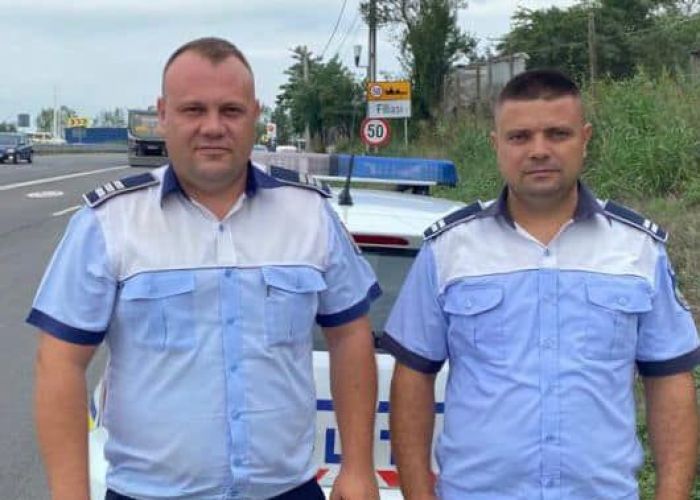 Reacția a doi polițiști din Filiași când o femeie a oprit brusc mașina lângă ei