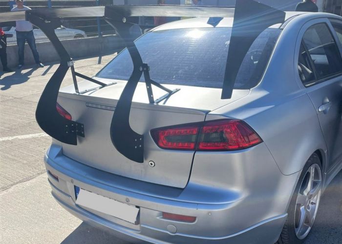 Un șofer și-a tunat mașina cu polițe pentru rafturi și materiale de bricolaj. Inspectorii RAR: Vehicul pregătit de zbor