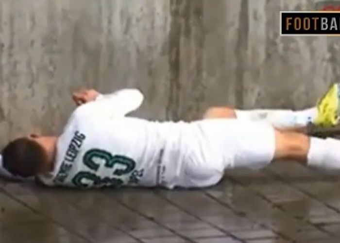 Incident îngrozitor! Momentul în care un fotbalist se izbește de un zid de beton și cade inconștient VIDEO