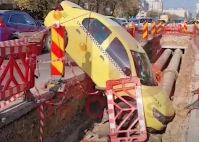 Incident hilar! Un taxi lăsat de șofer pe avarii a traversat singur bulevardul și a căzut într-un șanț- VIDEO
