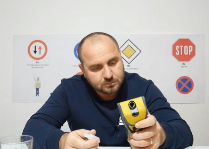 Polițistul blogger Tavi Perțea, experiment cu alcooltestul: Riști să rămâi fără permis dacă bei MUST?! VIDEO