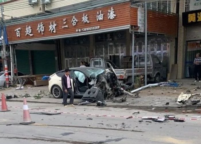 O mașină Tesla scăpată de sub control a lovit tot ce a întâlnit în cale: 2 morți și 3 răniți. Cum a fost posibil VIDEO