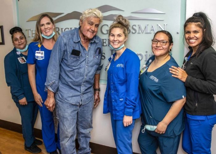 Prima imagine cu Jay Leno după ce a suferit arsuri grave pe față și corp, într-un incendiu izbucnit în garajul său