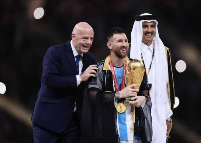Ce se putea întâmpla dacă Messi refuza să poarte mantia pe care au pus-o arabii peste el