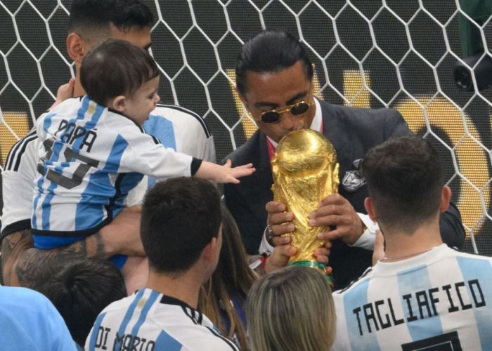 FIFA va lua măsuri, după ce Salt Bae a intrat pe teren după finala Cupei Mondiale din Qatar și a pupat trofeul