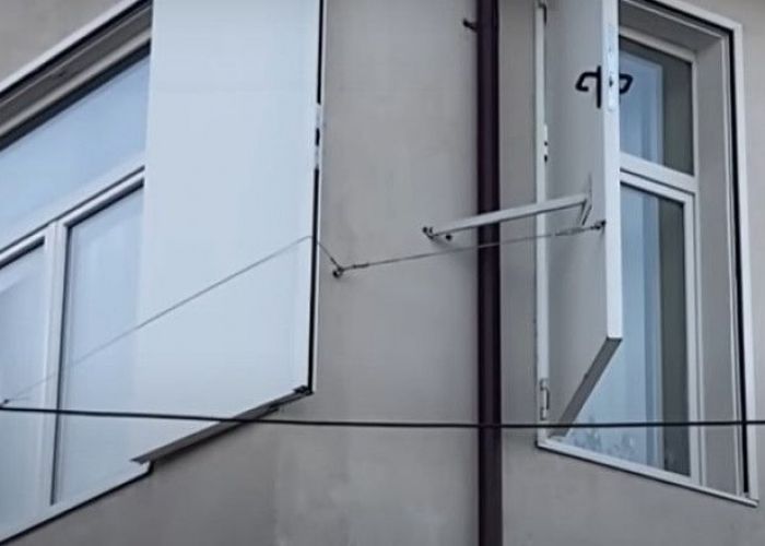 Val de comentarii după ce au apărut imagini cu școala care are uși la ferestre: Dorel loveşte din nou! - VIDEO