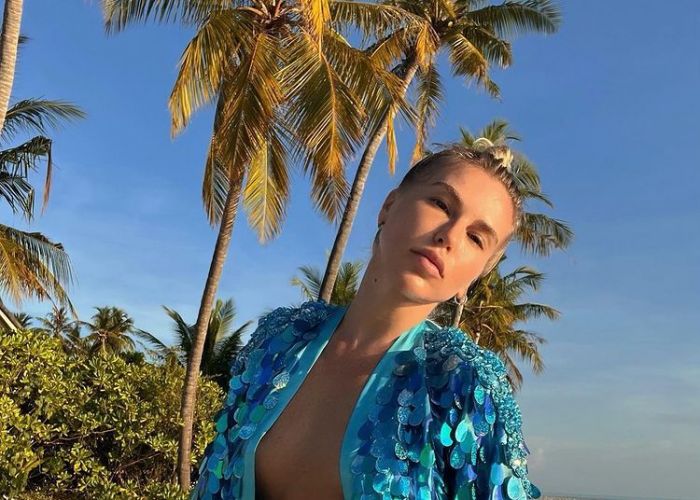 Corina Bud, apariție incendiară pe Instagram! A renunțat la sutien și s-a lăsat fotografiată așa