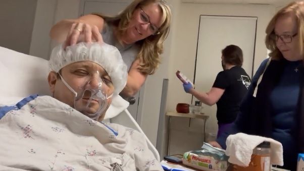Jeremy Renner a ieșit din spital. Actorul a fost zdrobit de un plug de zăpadă. Recuperarea va dura ani de zile
