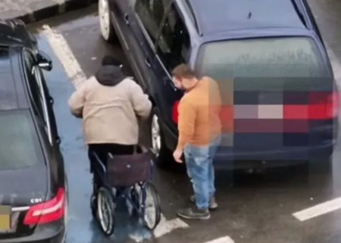Cerșetor în scaun cu rotile, surprins în timp ce se ridică în picioare. Un polițist a filmat întreaga scenă VIDEO