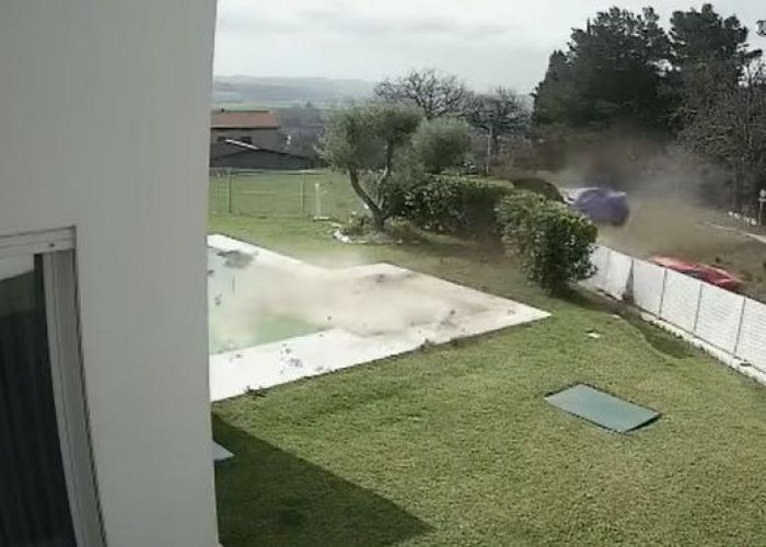 Accident bizar! Momentul în care două mașini Ferrari intră în gardul unei vile - VIDEO
