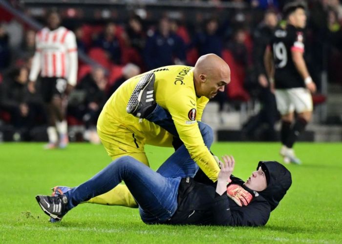 Fan condamnat la închisoare cu executare, după ce a intrat pe teren și a atacat un jucător
