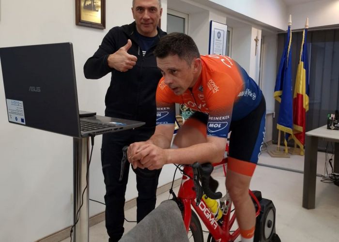 Ministrul Sportului, Eduard Novak, se antrenează intens chiar în cabinetul său. Și-a instalat sistemul complet de ciclism