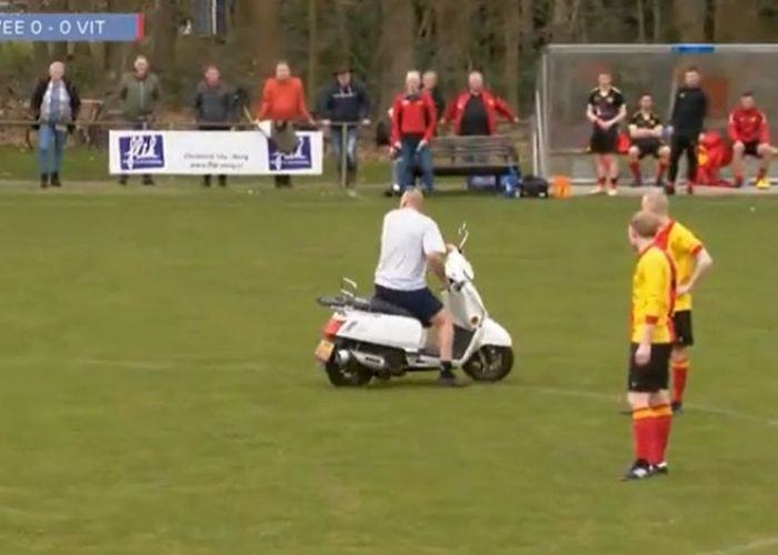 Un bărbat a intrat cu scuterul pe teren în timpul unui meci. Care e motivul? - VIDEO